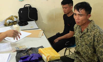 Bắt 2 đối tượng mua bán, vận chuyển trái phép 8000 viên ma túy