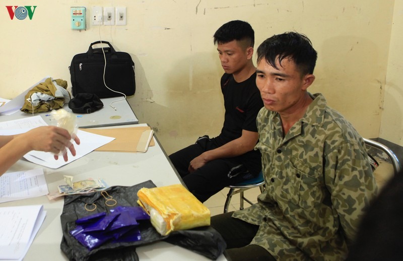 Bắt 2 đối tượng mua bán, vận chuyển trái phép 8000 viên ma túy