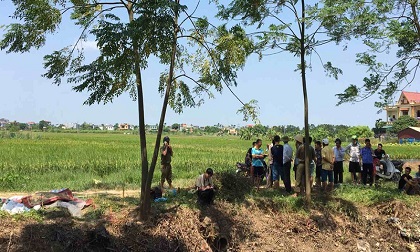 Thi thể nam thanh niên nổi trên mương