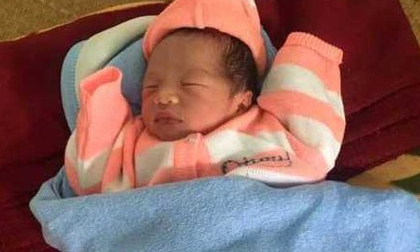 Người dân phát hiện bé trai còn nguyên dây rốn bị bỏ rơi ngoài hiên nhà dân
