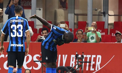 Lukaku ghi bàn, Inter thắng AC Milan và giật ngôi đầu từ Juve
