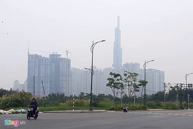 Xuat hien suong mu day o TP.HCM, khong khi o nhiem nang hinh anh 2 