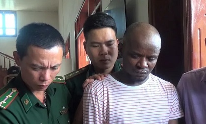 Bắt hai đối tượng quốc tịch Nigeria vận chuyển gần 15 kg ma túy đá vào Việt Nam