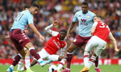 Arsenal ngược dòng đánh bại Aston Villa trong thế thiếu người