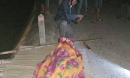 Tai nạn trong đêm: Bố chết, mẹ văng xuống sông, bé 4 tuổi gào khóc nhờ tìm mẹ