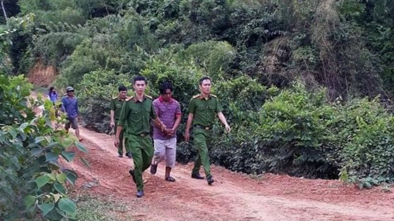 Bé gái bị dụ dỗ đi nhận quà từ thiện suýt mắc bẫy yêu râu xanh