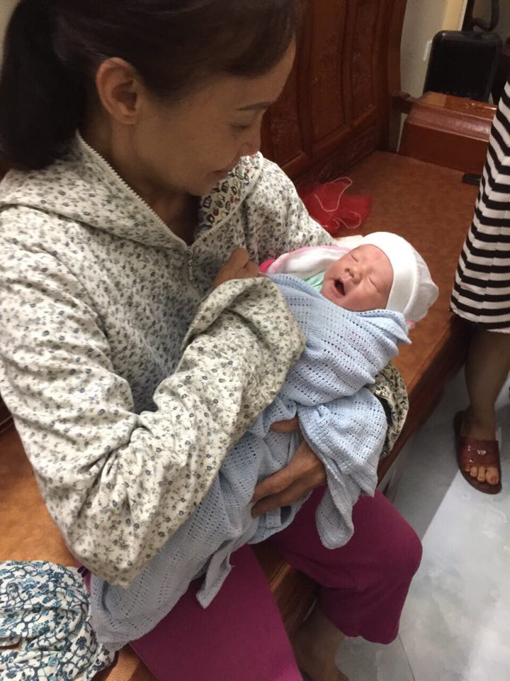 Hải Dương: Bé trai sơ sinh 1 ngày tuổi bị bỏ rơi trong đêm cùng lời nhắn 'vợ chồng em hoàn cảnh không nuôi được'