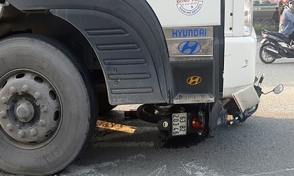 Xe tải cuốn 2 người đi xe máy vào gầm ở An Sương