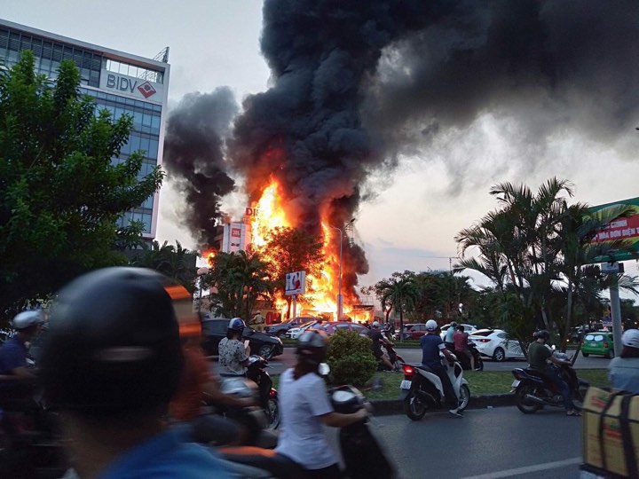 Siêu thị điện máy chìm trong 