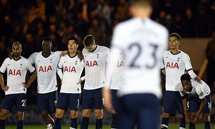Eriksen và Moura đá hỏng penalty, Tottenham bị loại sốc bởi đội hạng 4