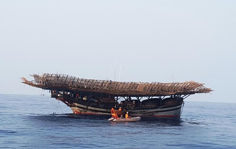 9 người bám phao sống sót khi tàu chìm ở vùng biển Hoàng Sa - 1