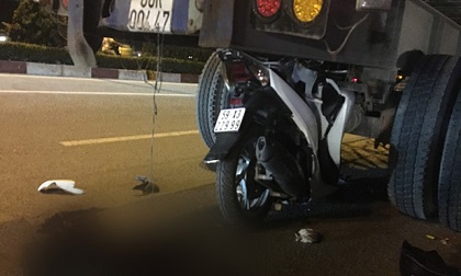 TP.HCM: Xe SH dính chặt dưới gầm sau khi tông vào đuôi xe container dừng đậu, nam thanh niên tử vong