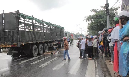 Xe đầu kéo tông xe máy, 2 phụ nữ thương vong