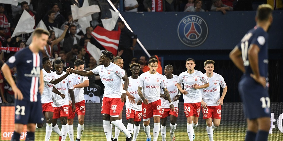 Neymar bất lực, PSG thua trắng 2 bàn trên sân nhà - 1