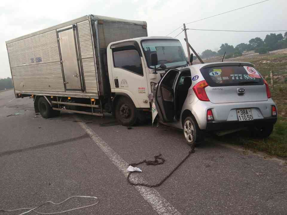 Tài xế xe taxi và hành khách tử vong sau cú tông trực diện vào xe tải - 1