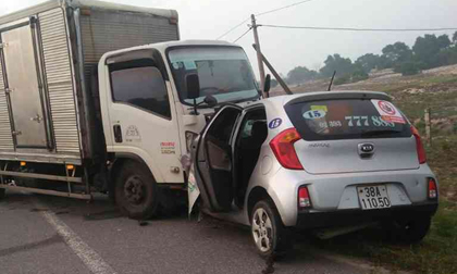 Tài xế xe taxi và hành khách tử vong sau cú tông trực diện vào xe tải