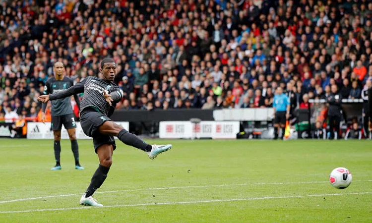 Thắng may mắn đội mới lên hạng, Liverpool vững vàng trên đỉnh với điểm số tuyệt đối - 1