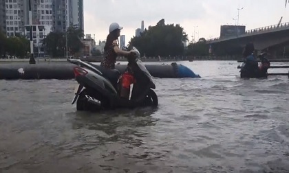 Trời không mưa, người Sài Gòn vẫn lội bì bõm vì triều cường lên 1,68 m