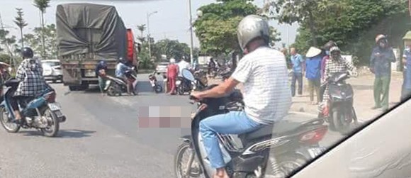Hà Nội: Tai nạn giữa vòng xuyến, cứu được con, cha tử vong ngay dưới bánh xe tải - Ảnh 1. Hà Nội: Tai nạn giữa vòng xuyến, cứu được con, cha tử vong ngay dưới bánh xe tải - Ảnh 1.