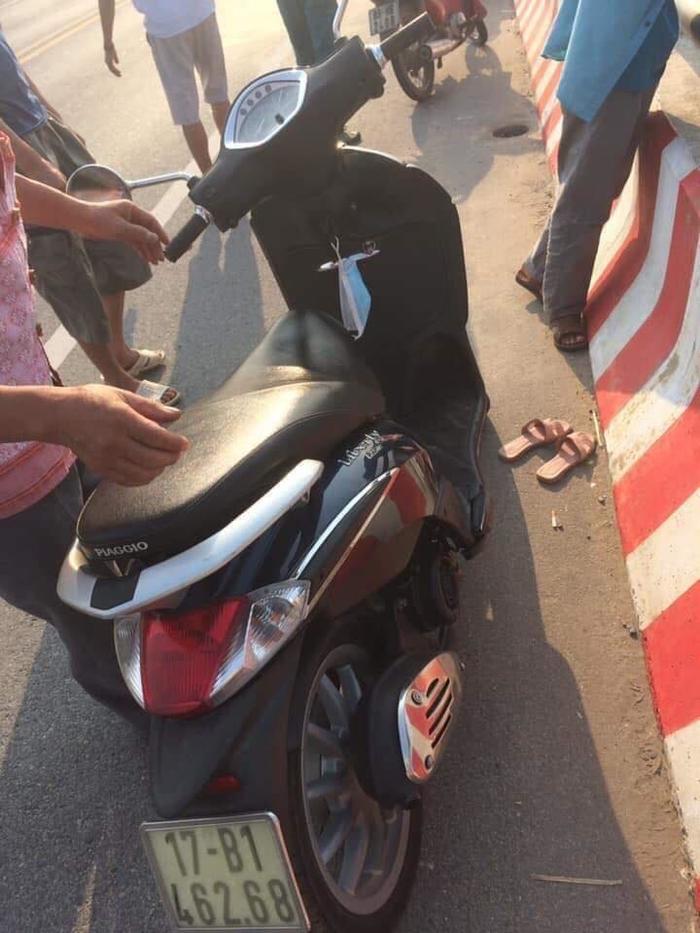 Người phụ nữ để lại xe máy cùng đôi dép trên cầu Thái Hà rồi nhảy xuống sông tự tử