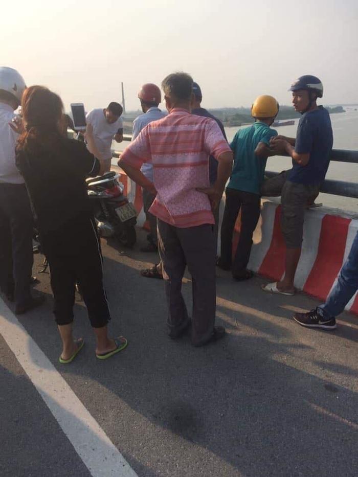 Người phụ nữ để lại xe máy cùng đôi dép trên cầu Thái Hà rồi nhảy xuống sông tự tử - 1