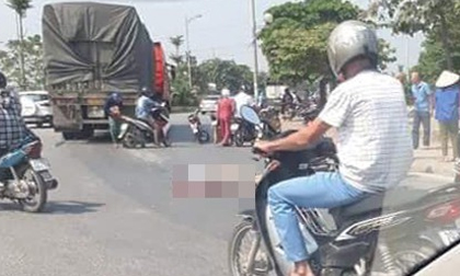Hà Nội: Tai nạn giữa vòng xuyến, con trai 3 tuổi sợ hãi nhìn cha tử vong dưới bánh xe tải
