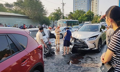 Tai nạn liên hoàn khi dừng đèn đỏ, nhiều xe ô tô hư hỏng nặng