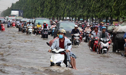 Cả dòng người cưỡi xe máy vượt biển nước Cần Thơ