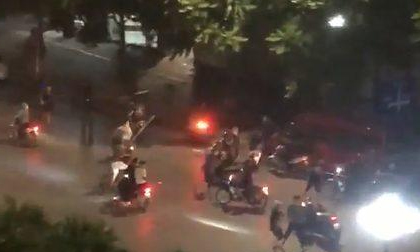 Hà Nội: Nhóm thanh niên đuổi chém nhau trên phố, khiến người đi đường 'kinh hồn, bạt vía'