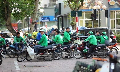 Sinh viên chạy GrabBike: Lối thoát nào cho những cuốc xe đêm rợn người?