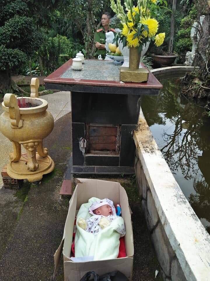 be trai khoang 2 thang tuoi bi bo roi cung buc tam thu hinh anh 1