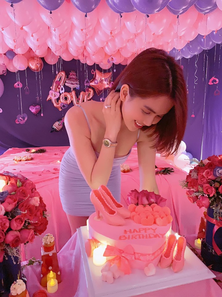 THẬT BẤT NGỜ: Ngọc Trinh đóng Facebook hàng triệu người theo dõi-1