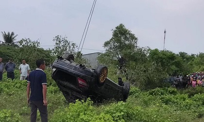 Tiền Giang: Bên trong xe 4 chỗ chìm dưới kênh có 3 thi thể