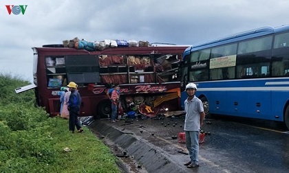 Hai xe khách đâm nhau kinh hoàng trên đường Hồ Chí Minh