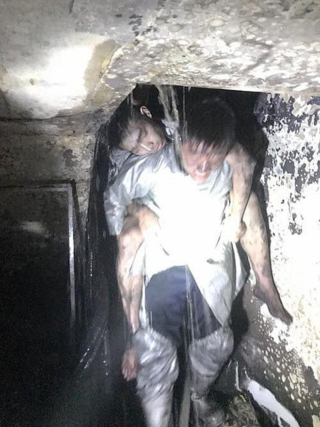 Chiến sĩ PCCC lao vào đám cháy cứu nam thanh niên 17 tuổi: 'Tôi không phải người hùng, vì mình tôi không thể cứu sống em ấy' Chiến sĩ PCCC lao vào đám cháy cứu nam thanh niên 17 tuổi: 'Tôi không phải người hùng, vì mình tôi không thể cứu sống em ấy'