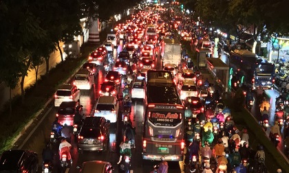 Đường phố Sài Gòn kẹt xe kinh hoàng sau cơn mưa chiều