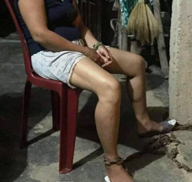 Hình ảnh chị Nguyễn Thị G bị chồng trói bằng xích sắt đăng tải trên mạng xã hội khiến dư luận bức xúc. Ảnh: báo Người Đưa Tin