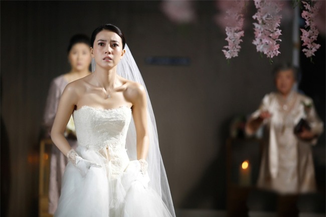 Chết điếng khi mở món quà cưới mà người yêu cũ của chồng gửi tặng hình ảnh 1 chet dieng khi mo mon qua cuoi ma nguoi yeu cu cua chong gui tang hinh anh 1