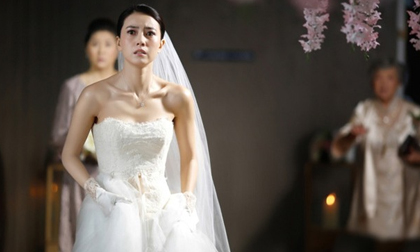 Chết điếng khi mở món quà cưới mà người yêu cũ của chồng gửi tặng