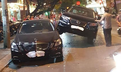 Xe Lexus 'gác' lên thân Mercedes - hình ảnh vụ tai nạn gây xôn xao trên phố Hà Nội
