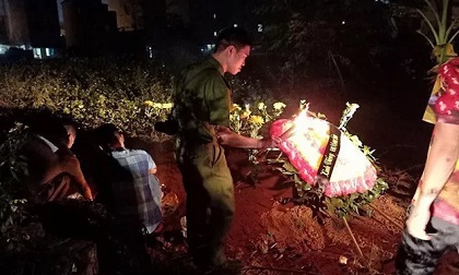 Chôn cất nam thanh niên bị tai nạn được 3 ngày, 2 gia đình ở Hà Nội đến xin nhận người thân