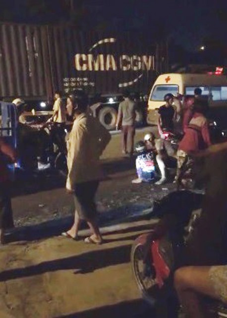 Vợ gào thét ngây dại bên thi thể chồng bị xe container cán - 3