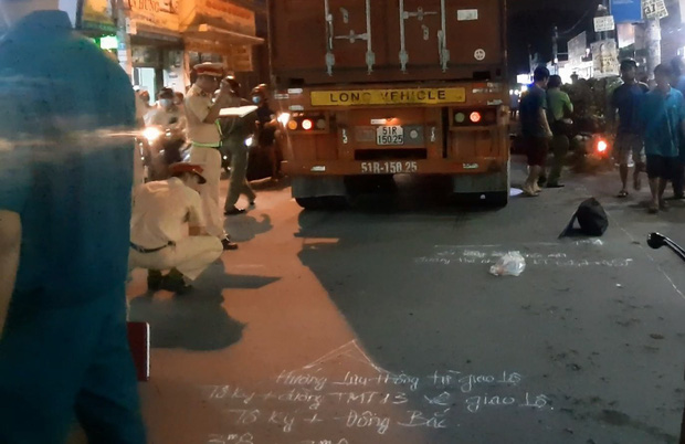 TP.HCM: Được cậu đón đi học về, 2 cháu bé bị xe container cán thương vong - 1