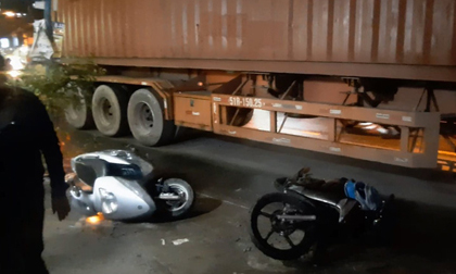 TP.HCM: Được cậu đón đi học về, 2 cháu bé bị xe container cán thương vong