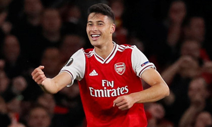 Tiền đạo 18 tuổi lập cú đúp trong 2 phút giúp Arsenal thắng 4-0