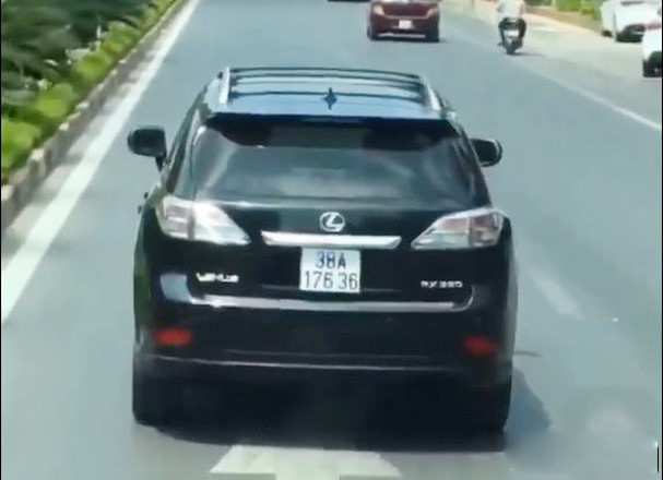 Tài xế Lexus lên tiếng về hành vi chặn đầu xe cứu hỏa hình ảnh 1 tai xe lexus len tieng ve hanh vi chan dau xe cuu hoa hinh anh 1