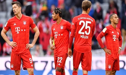 Lewandowski nổ súng vẫn không thể cứu Bayern Munich