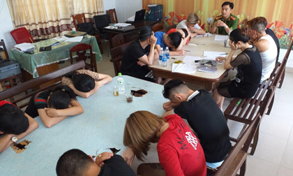 Đột kích 2 quán karaoke lúc rạng sáng, phát hiện nhiều 'dân chơi' đang 'phê' ma túy