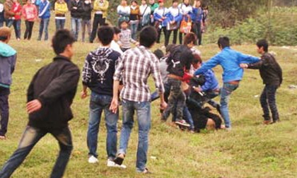 Mang dao kiếm đến làng khác 'thị uy', thanh niên bị phóng dao tử vong