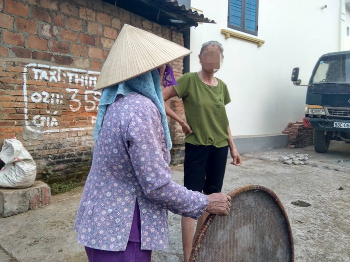Người dân từng chứng kiến Kế dẫn nhóm nữ nhân viên ra ngoài đường hót phân trâu. Mọi người cho rằng nhóm nữ nhân viên bị phạt.